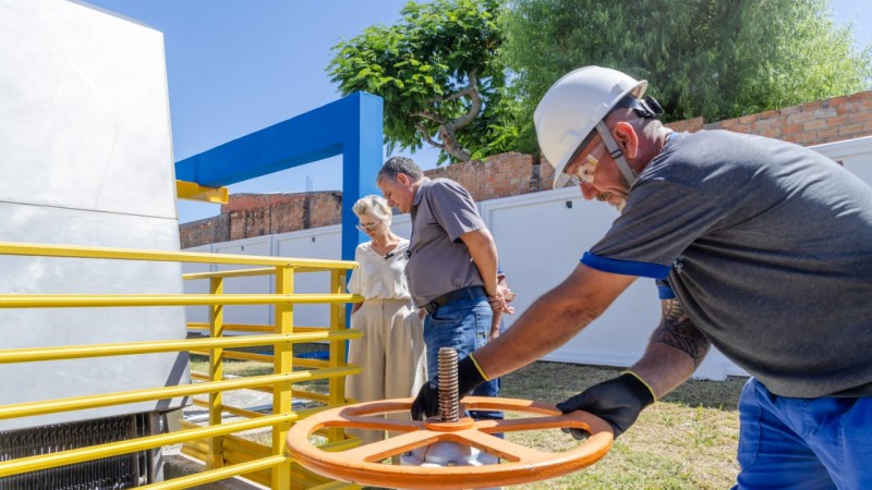 Diretora-presidente da Corsan, Samanta Takimi, e o vice-prefeito de Tramandaí, Claudiomir, observam o funcionamento da EBE